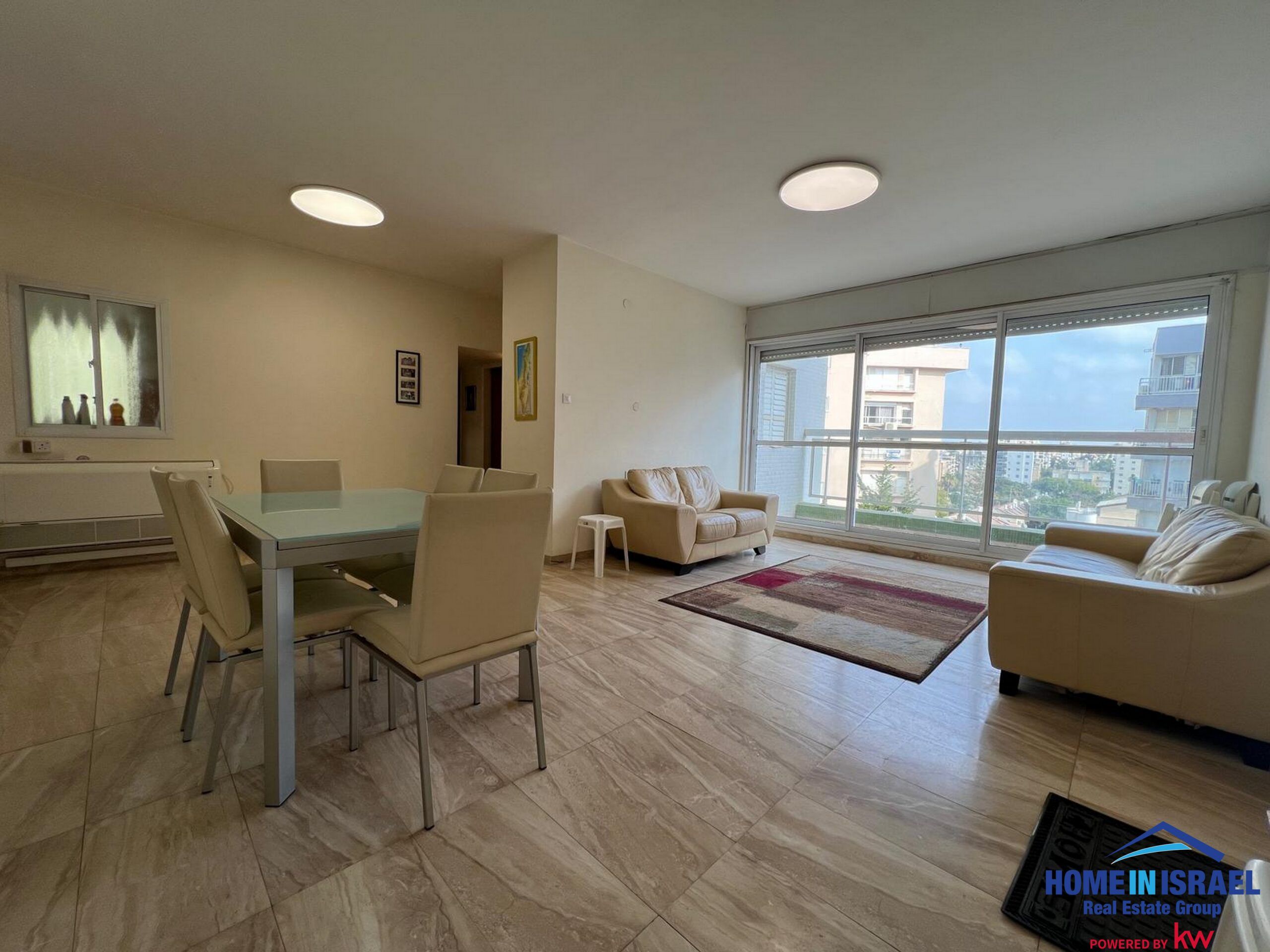 למכירה דירת 4 חד' עם מרפסת שמש במיקום מבוקש — תמונה 1