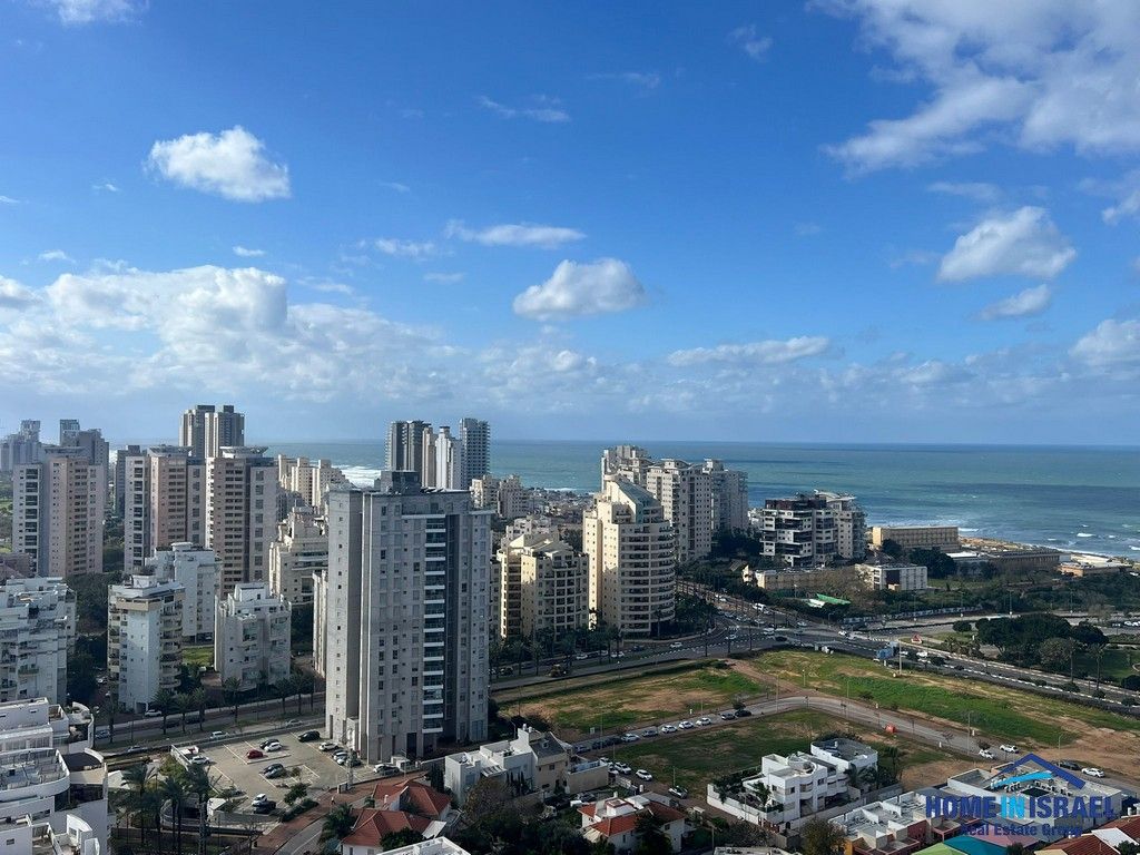 למכירה דירת 5 חד' בגלי ים מושקעת ומוארת עם נוף לים — תמונה 1