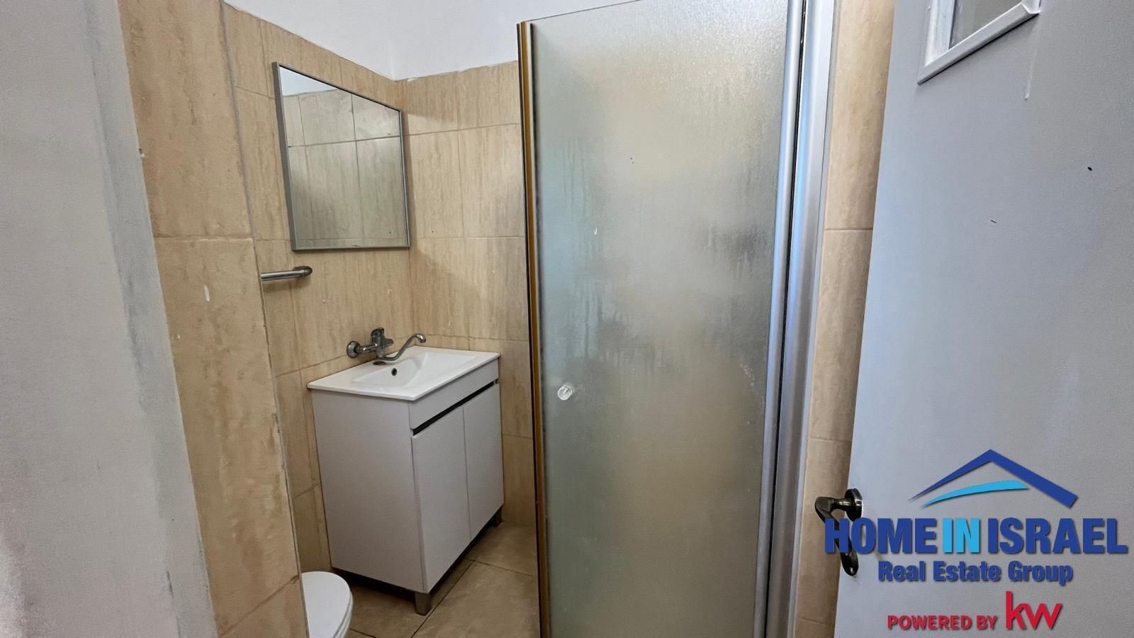 למכירה במרכז נתניה דירת 4 חד' מרחק הליכה מהים — תמונה 1