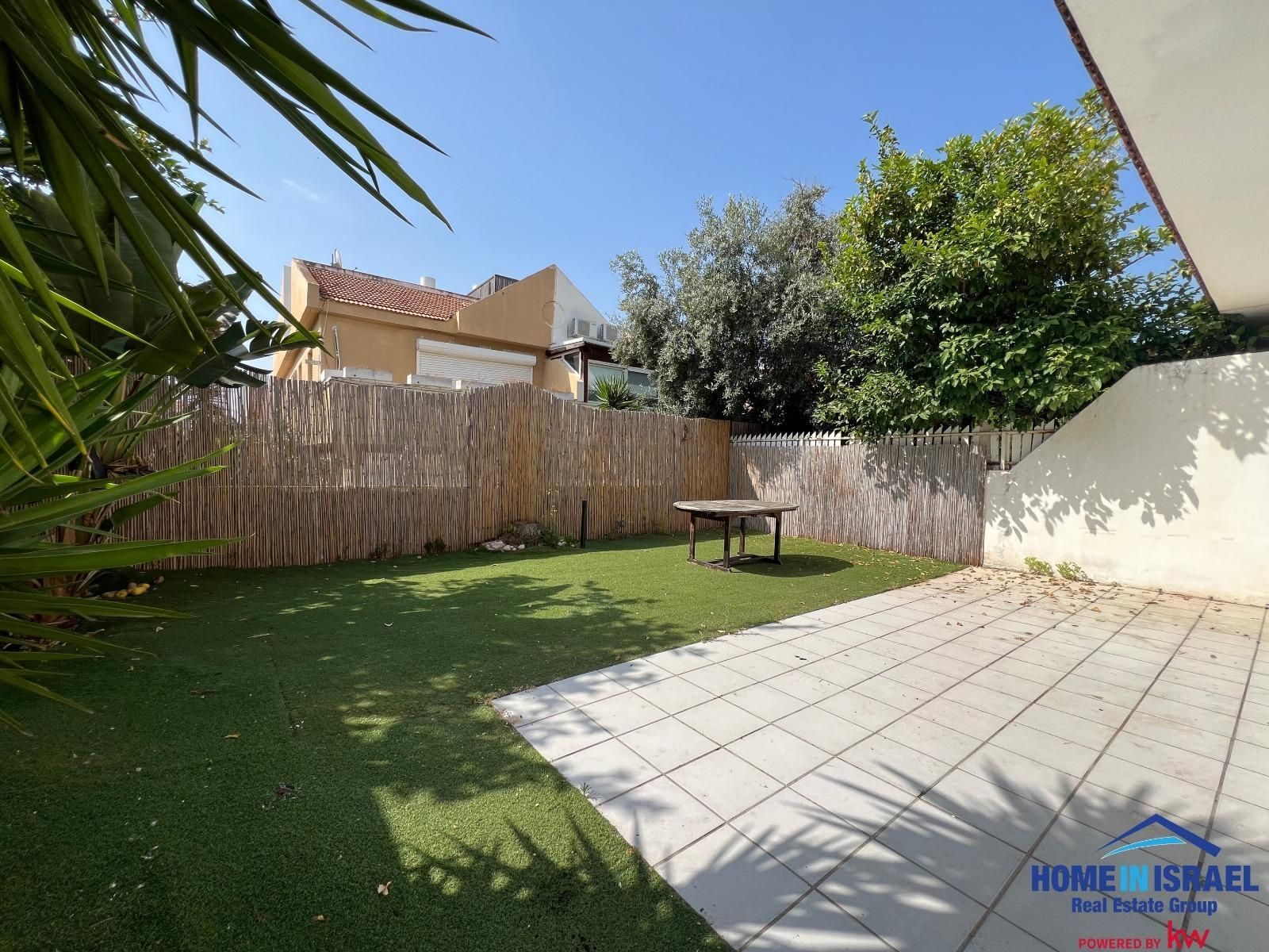 למכירה דו משפחתי ברמת פולג מרחק הליכה מחוף הים — תמונה 1