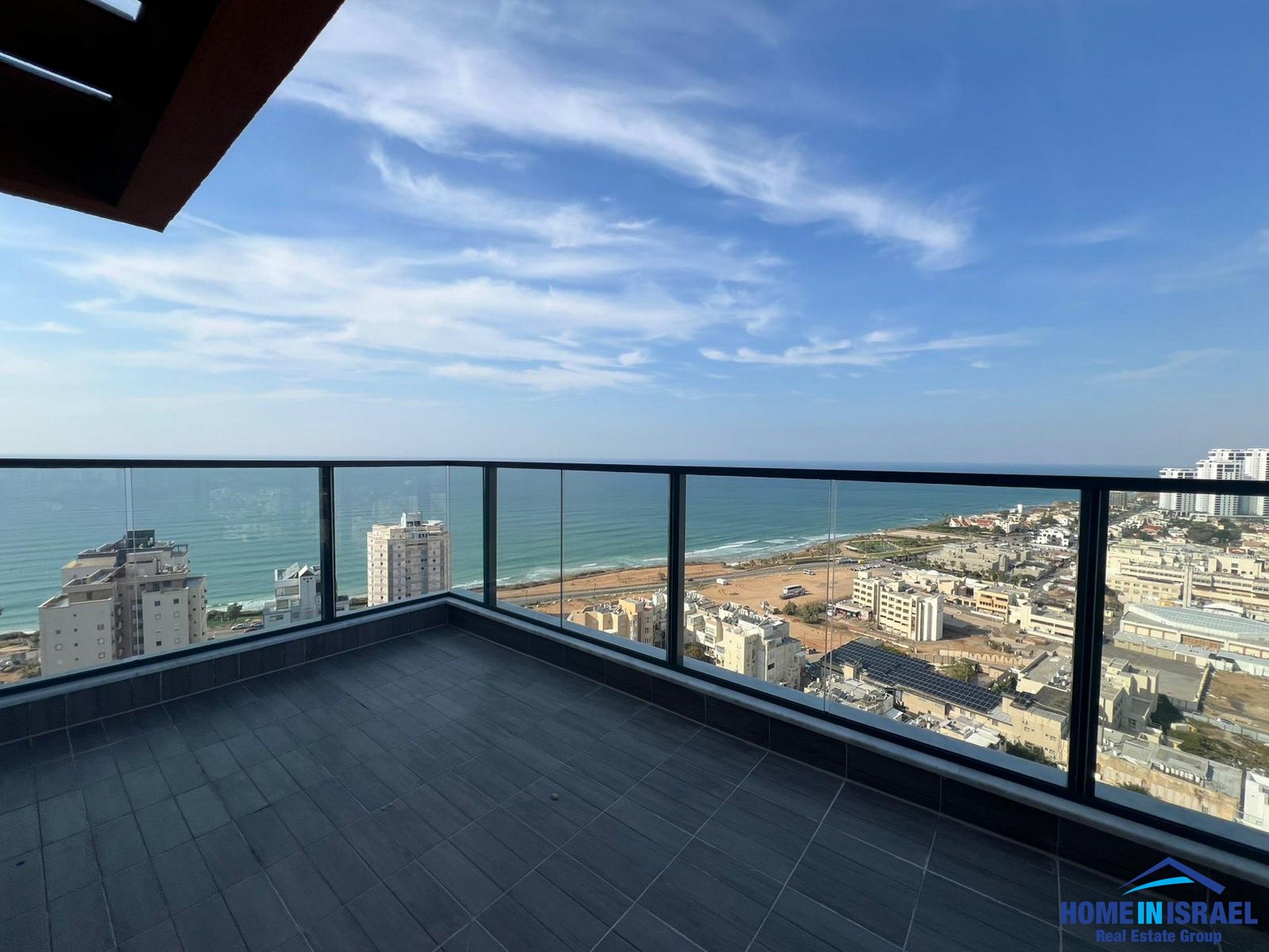 למכירה בבלעדיות רחוב הרצוג נתניה, דירת 5 חדרים חזיתית עם נוף פנורמי מלא לים — תמונה 1