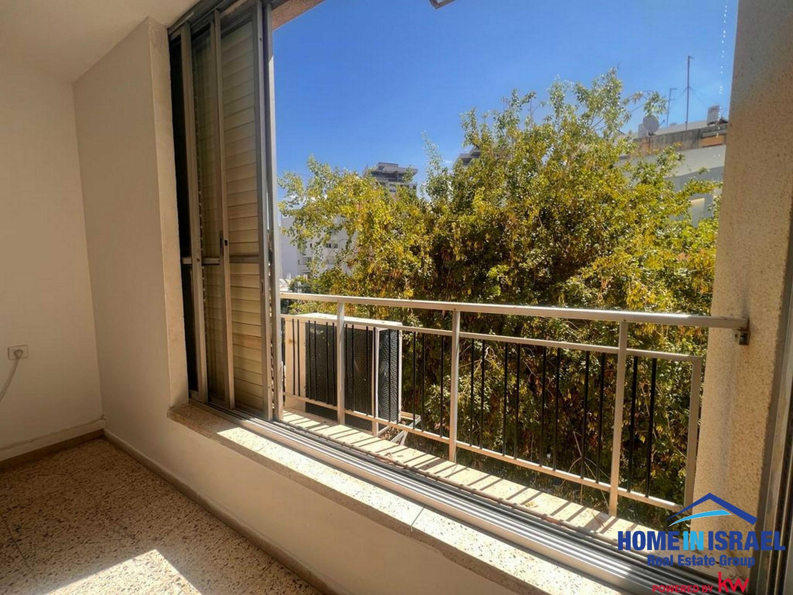 דירה כמו של פעם ,4 חדרים במיקום מושלם למכירה — תמונה 2