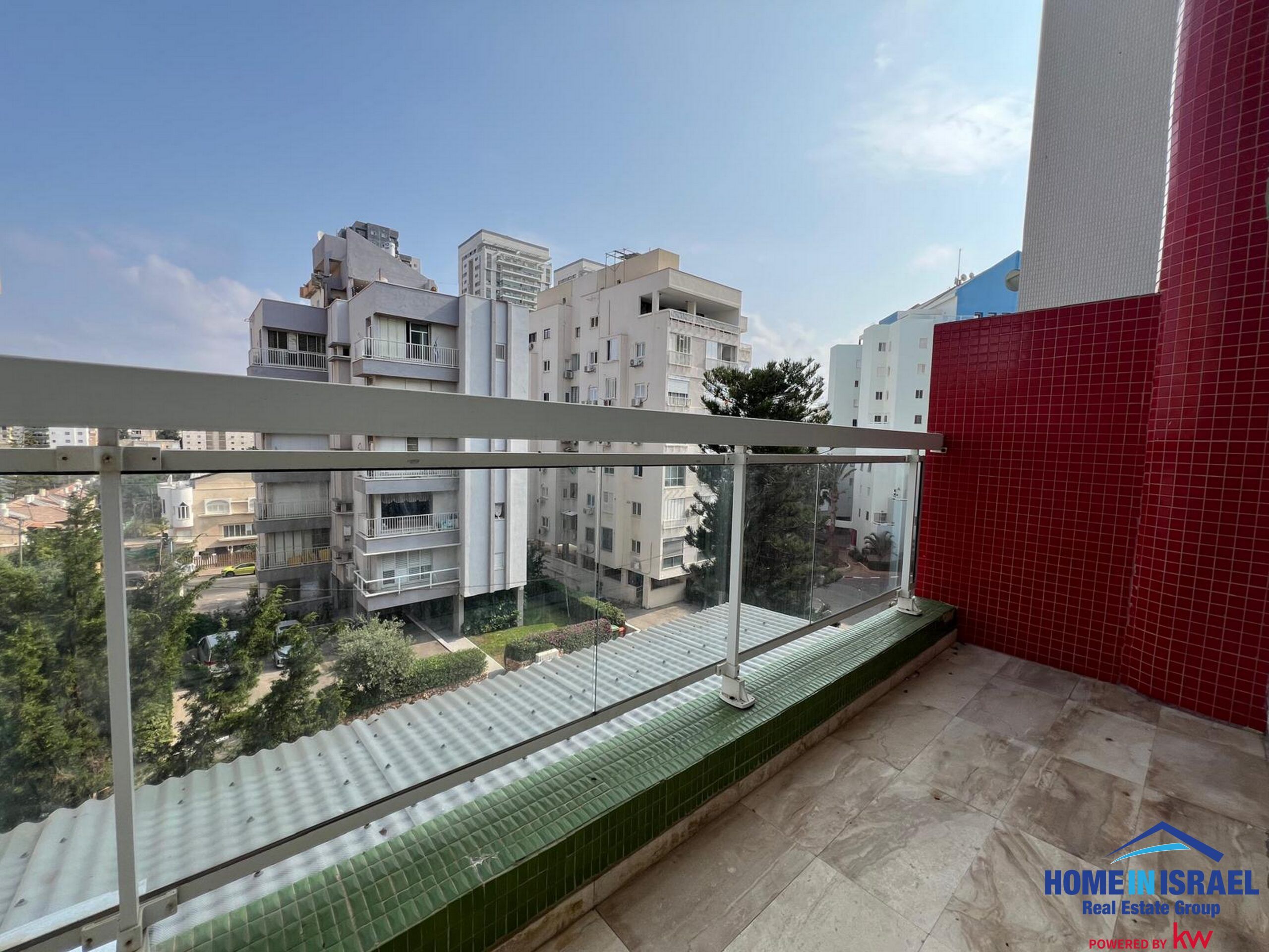 למכירה דירת 4 חד' עם מרפסת שמש במיקום מבוקש — תמונה 2